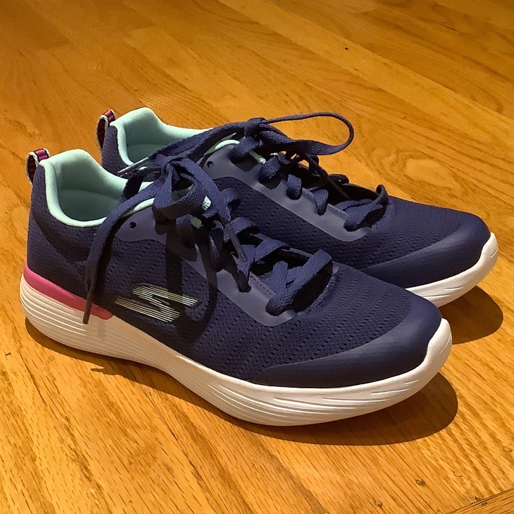 Sketchers go run sneakers girl’s youth u.s. size 5